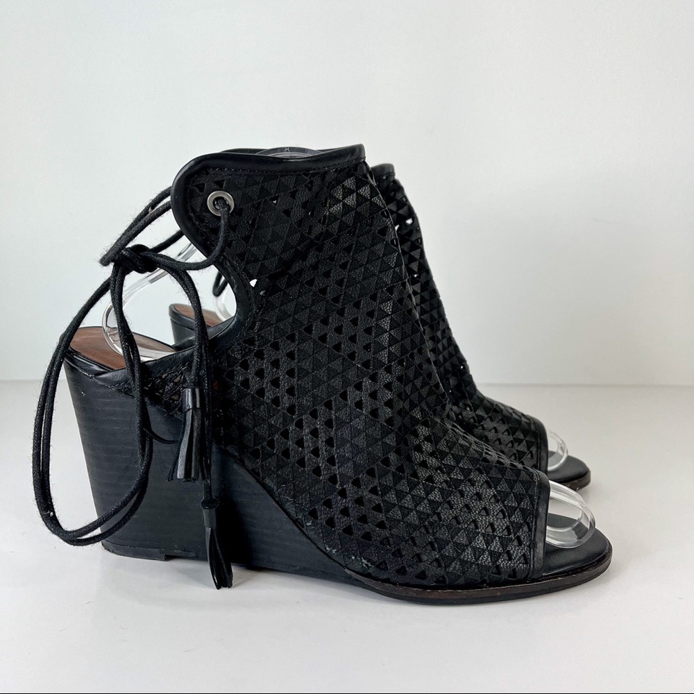 Lucky Brand Riskee Laser Cut Leather Wedge Peep Toe Sandal Black Size 10